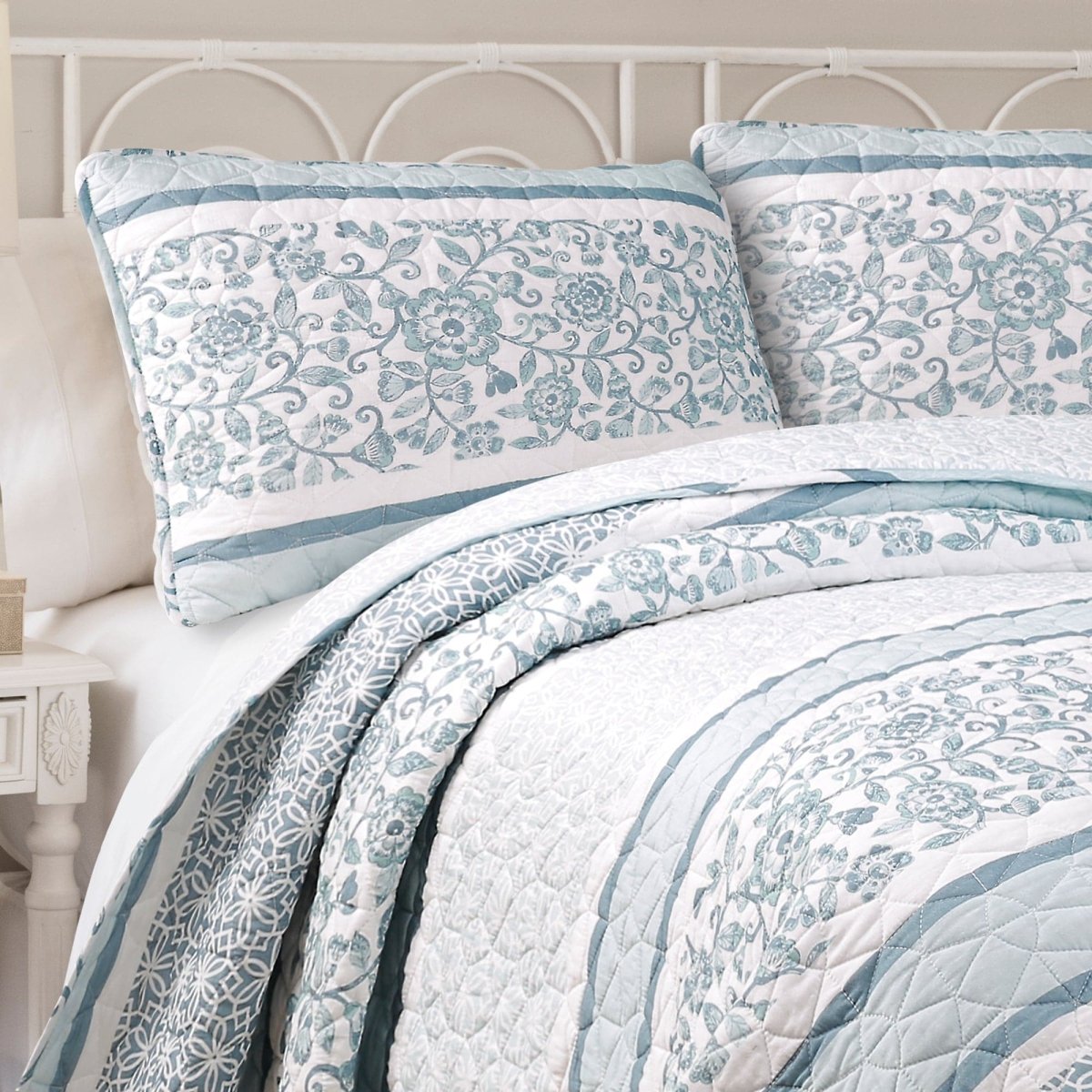 Nisha 3 Piece Quilt Set in Blue