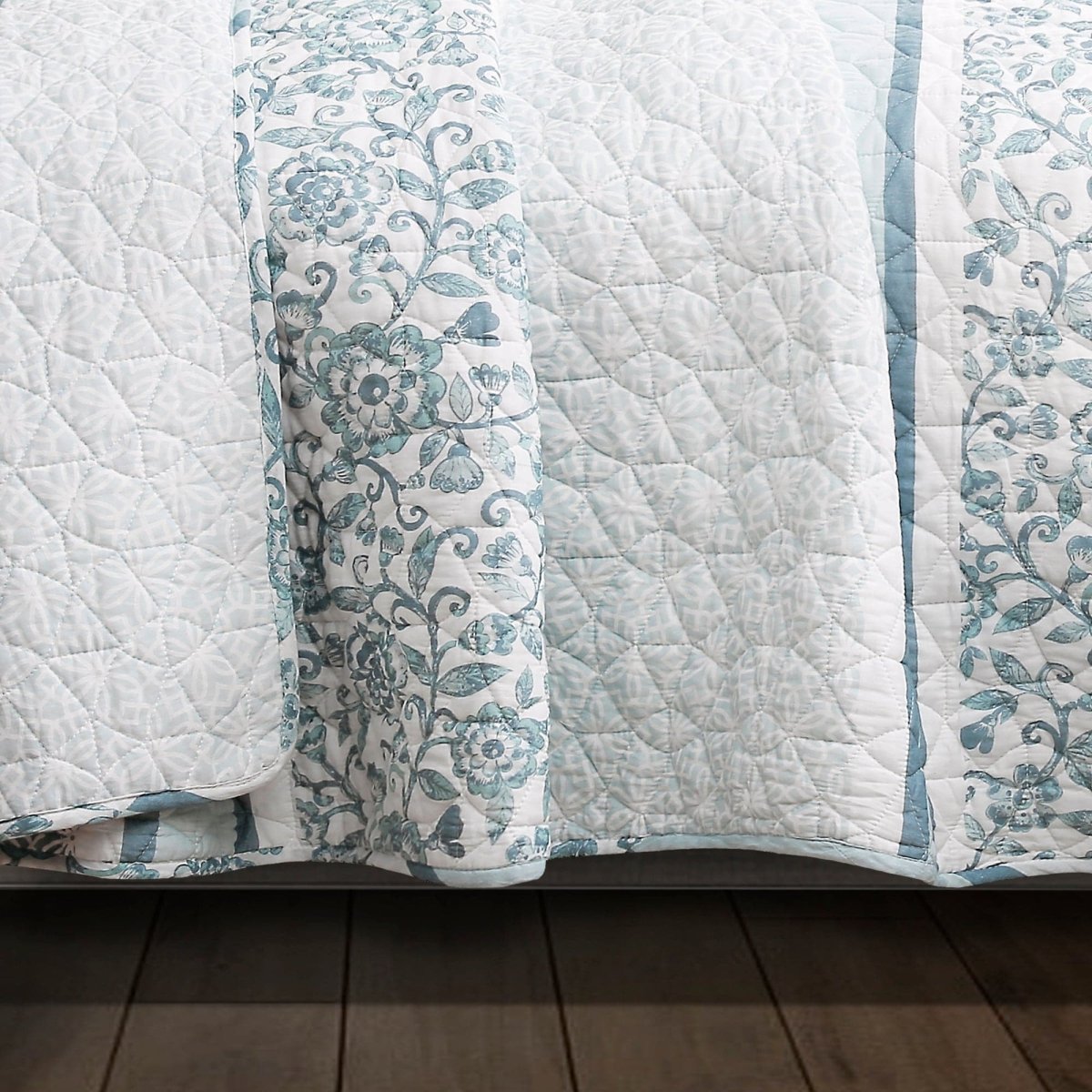 Nisha 3 Piece Quilt Set in Blue
