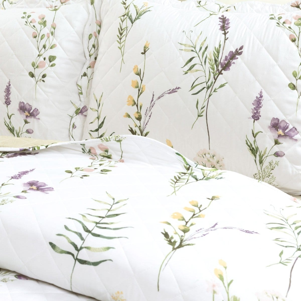 LushDecor Watercolor Wildflower Scallop Edge Floral 3 Piece Quilt Set - view 2