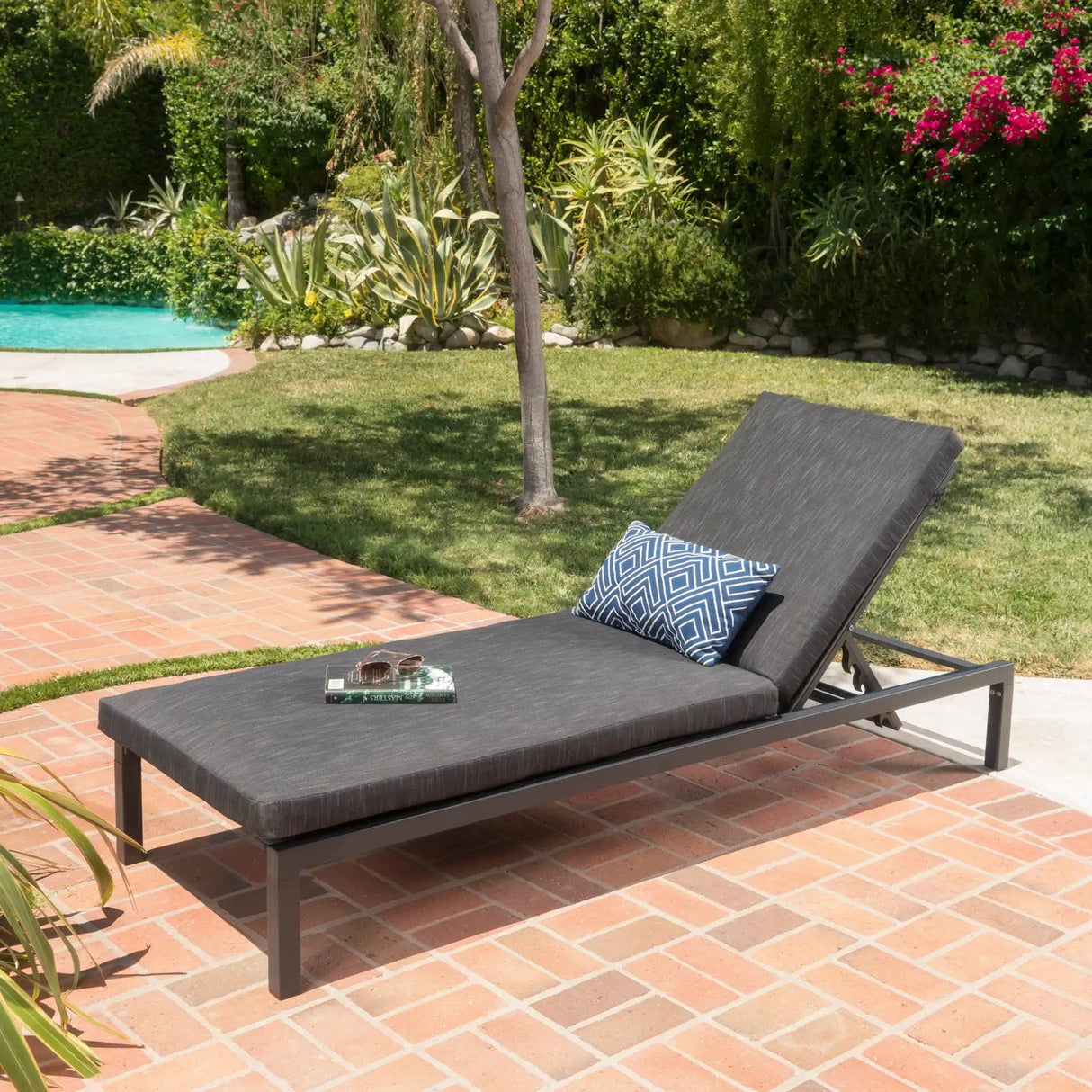 Modern Chaise Lounge With Wate Resistant Fabric Cushions - Best Buy Furniture