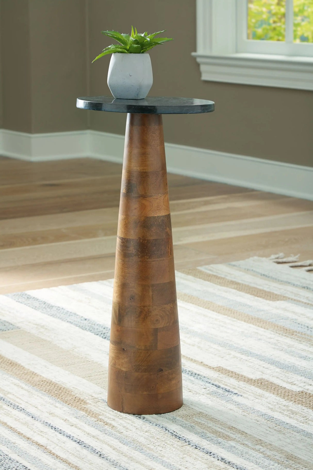 Quinndon - Accent Table - Brown / Black - Best Buy Furniture