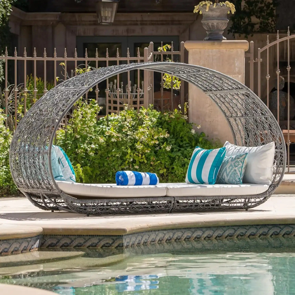 Abigal - Outdoor Wicker Daybed With Cushion - Best Buy Furniture