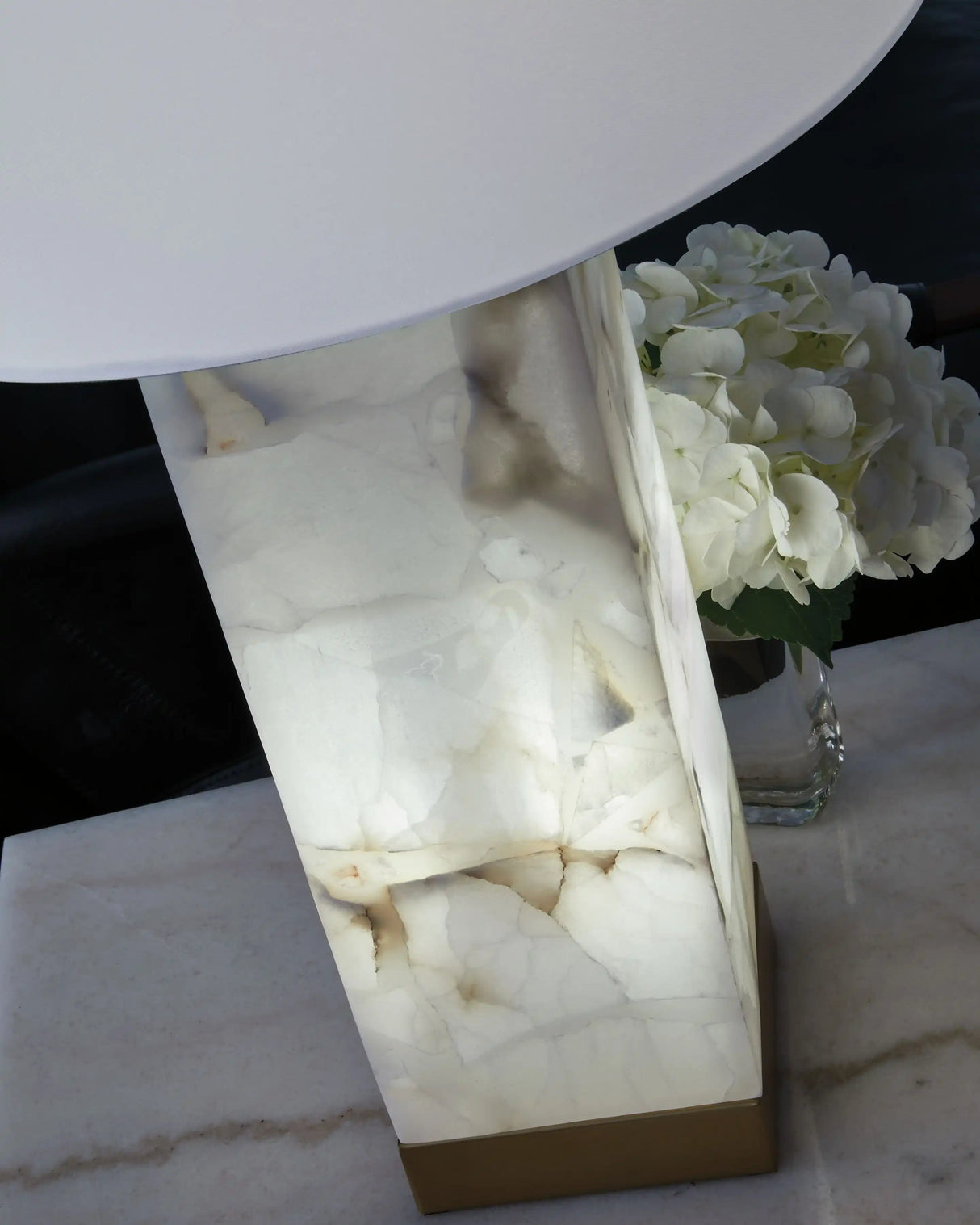 Linderfield - Alabaster Table Lamp - White / Gold Finish - Best Buy Furniture