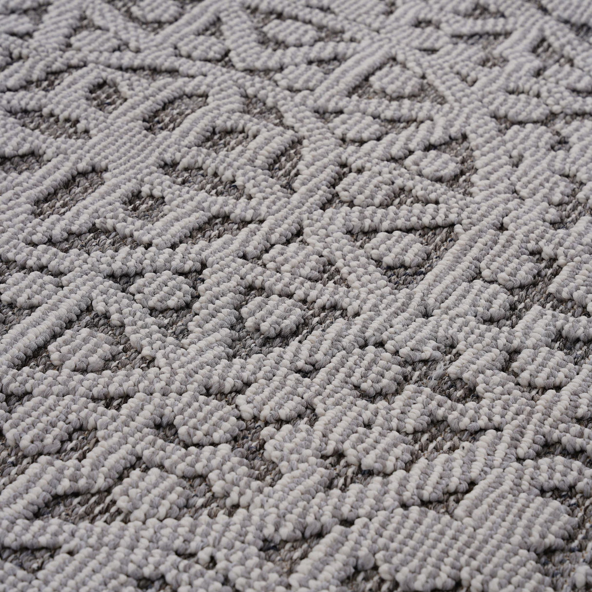 Guros - 8' X 10' Medallion Indoor / Outdoor Area Rug - Gray / White