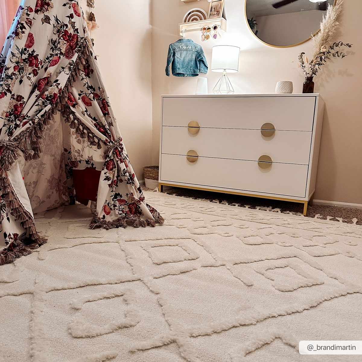 Gyundyukoru Area Rug