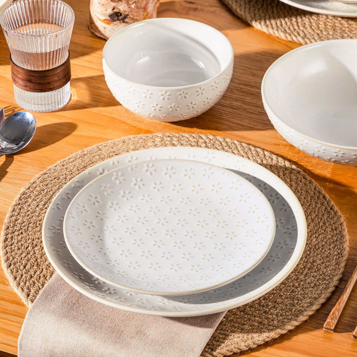 Lydia 16 Piece Antique White Dinnerware Set