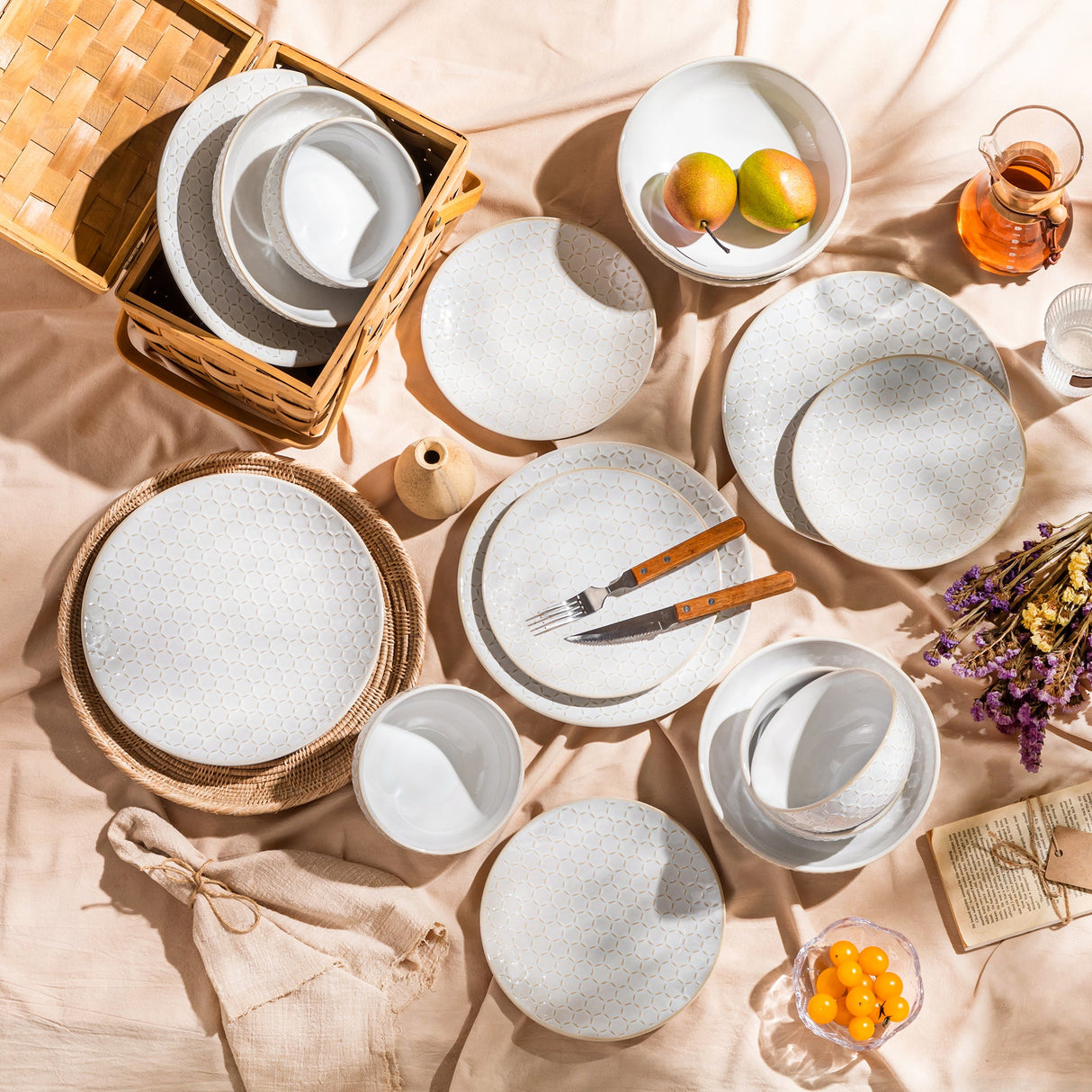 Lydia 32 Piece Antique White Dinnerware Set