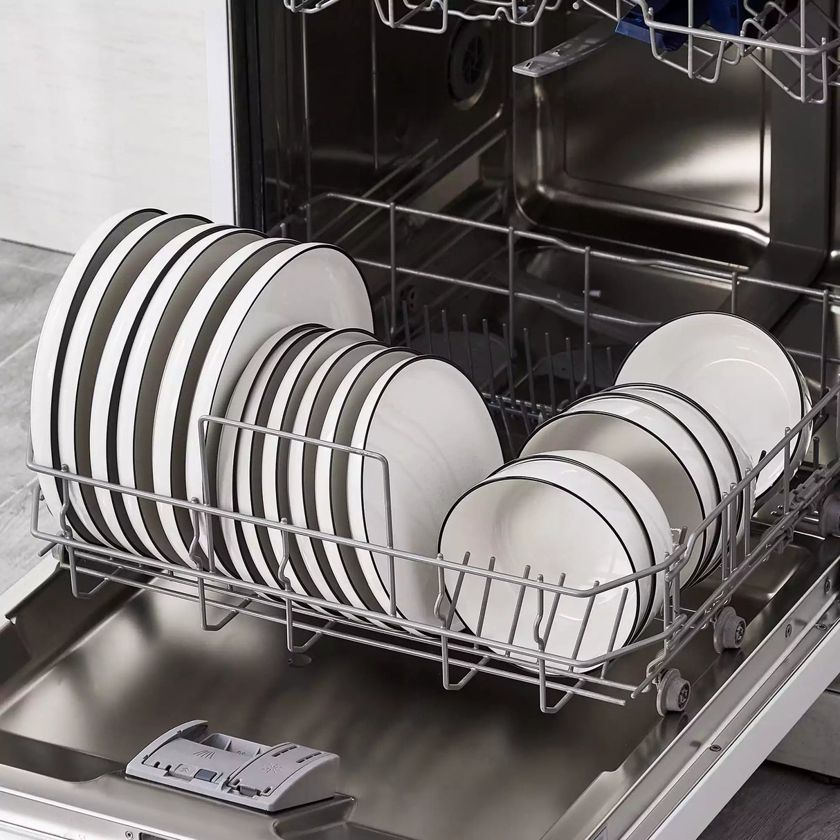Mina 18 Piece Dinnerware Set