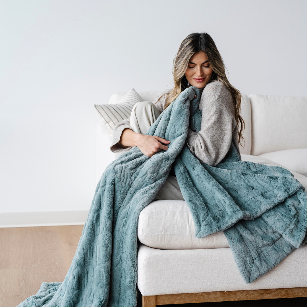 Saranoni PATTERNED FAUX FUR XL THROW BLANKETS in Eucalyptus