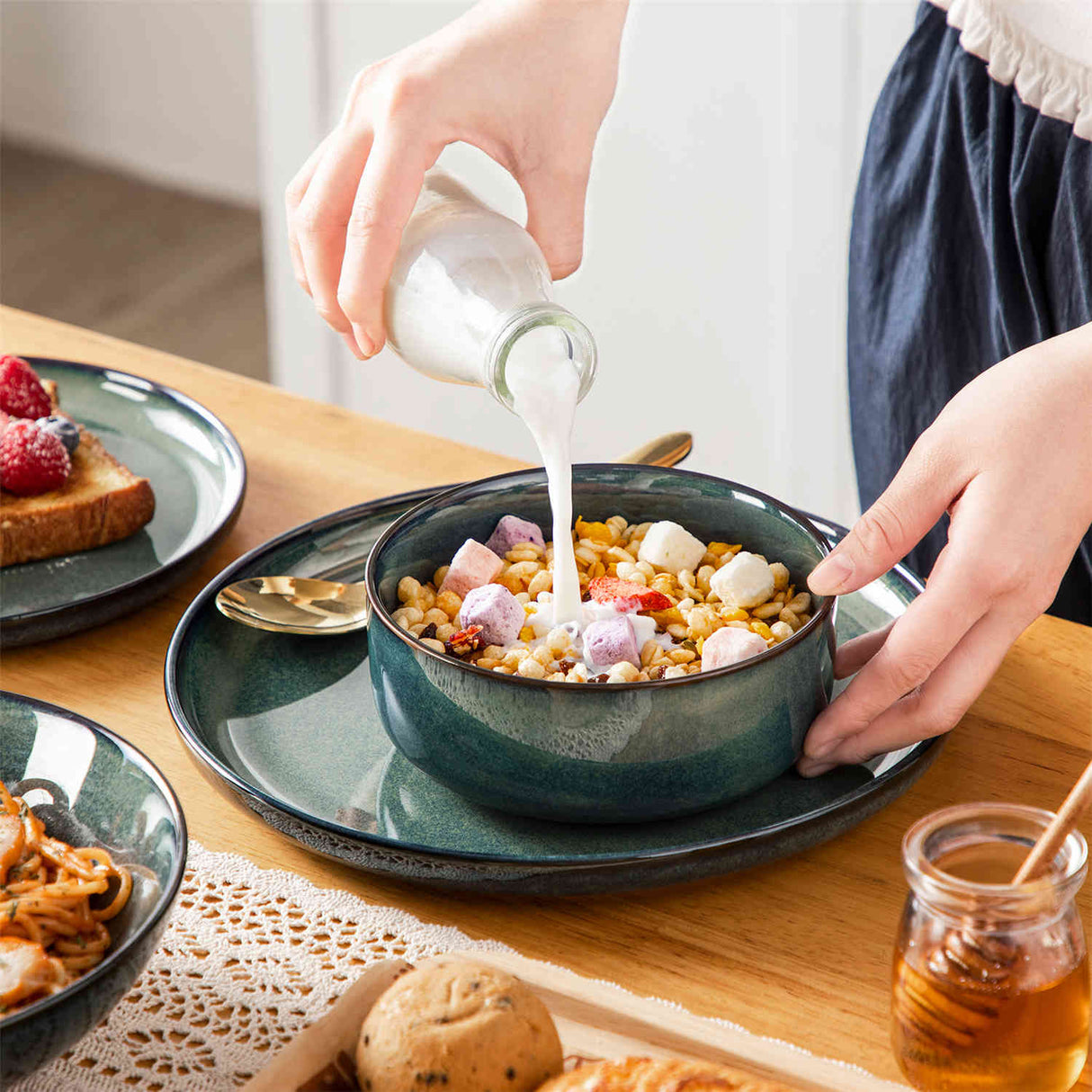 Starry Lipped-Edge 24 Piece Dinnerware Set