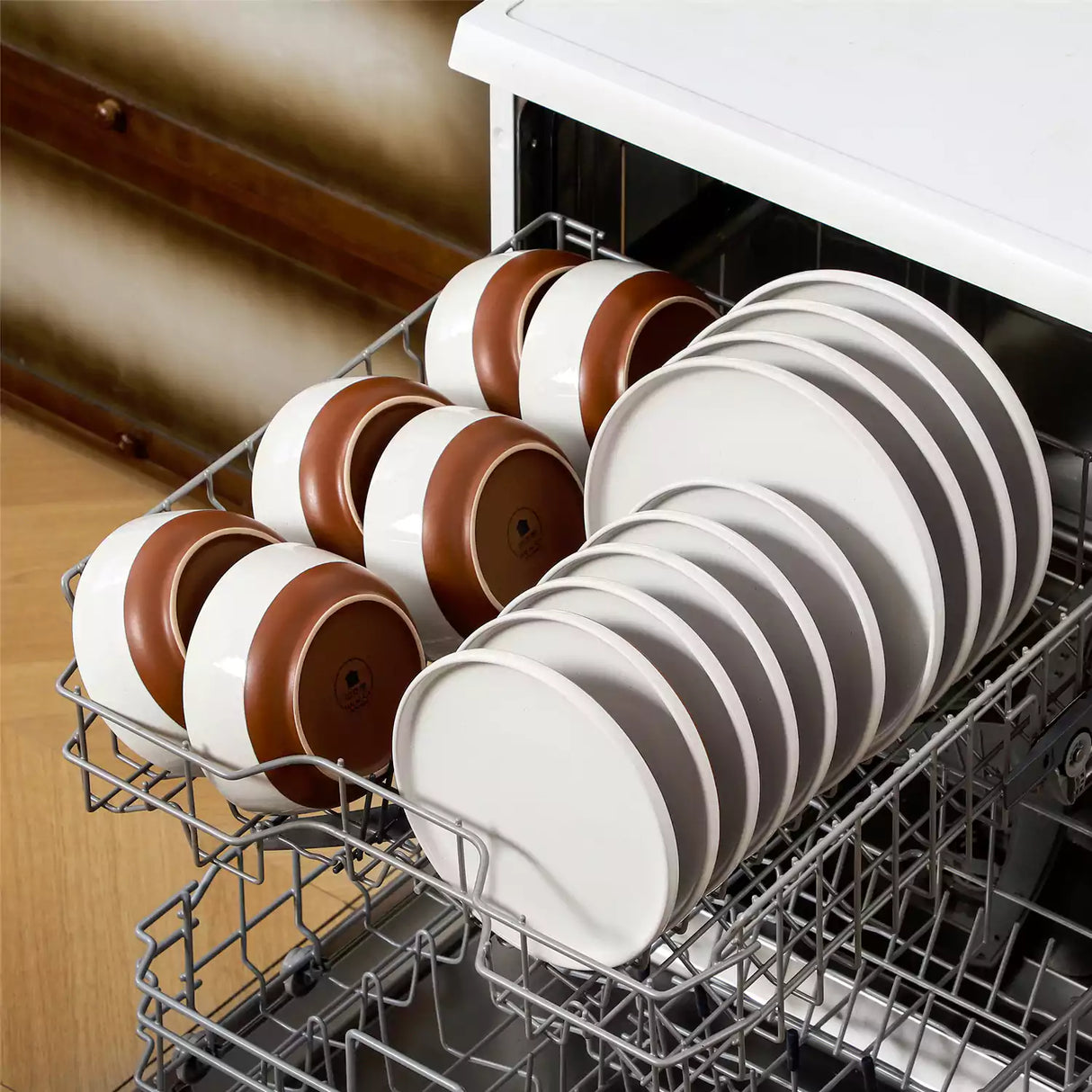 Zora 24 Piece Dinnerware Set