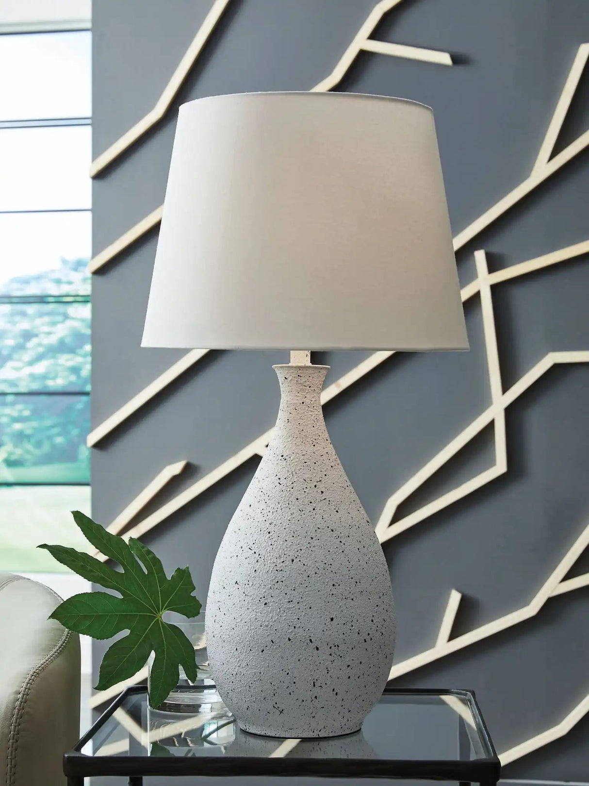 Wyattford - Metal Table Lamp - White / Black - Best Buy Furniture