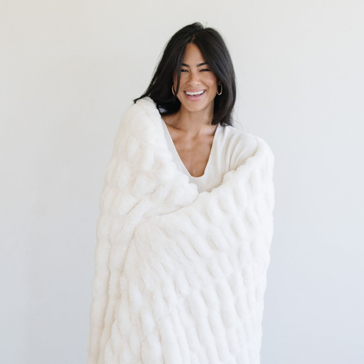 Saranoni DOUBLE RUCHED FAUX FUR THROW BLANKETS in Snow