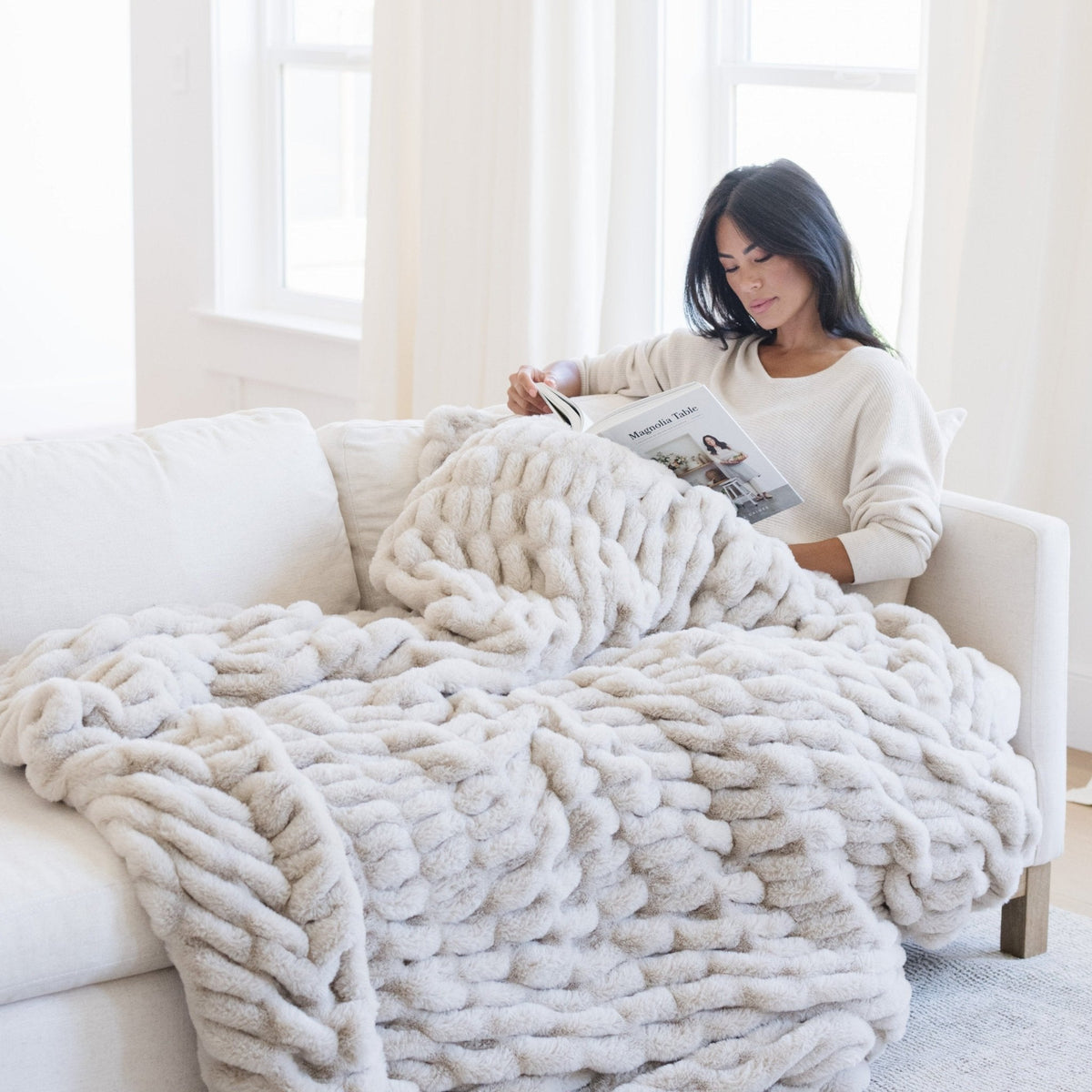 Saranoni DOUBLE RUCHED FAUX FUR THROW BLANKETS - view 7