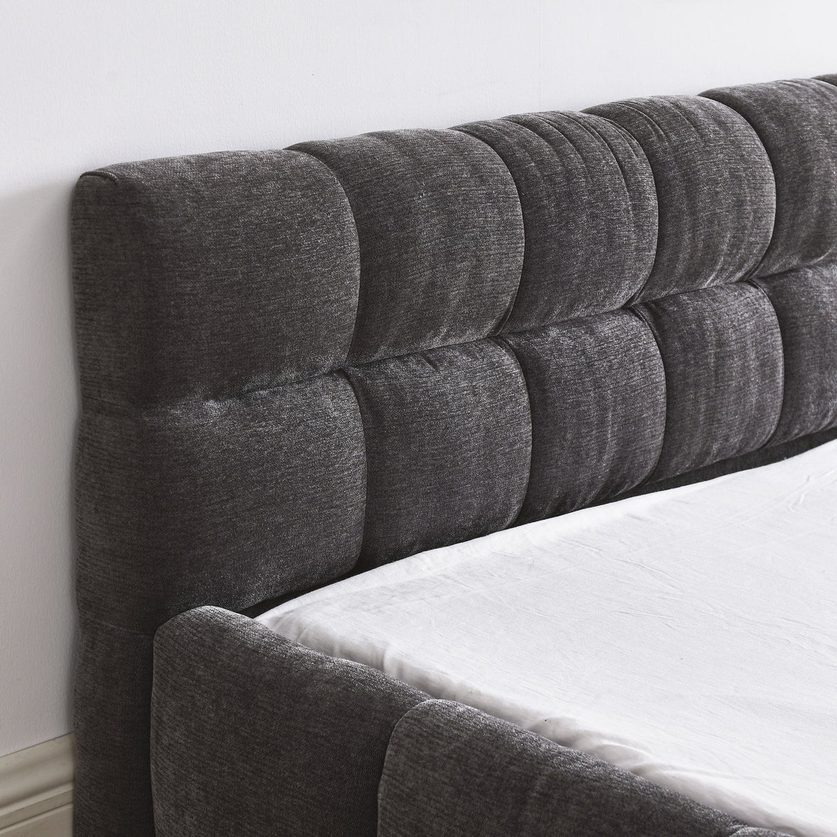 Modern Platform Bed Frame With Thick Fabric