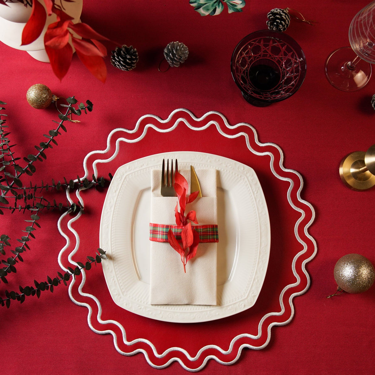 Solace Red & White Scalloped Faux Leather Placemat