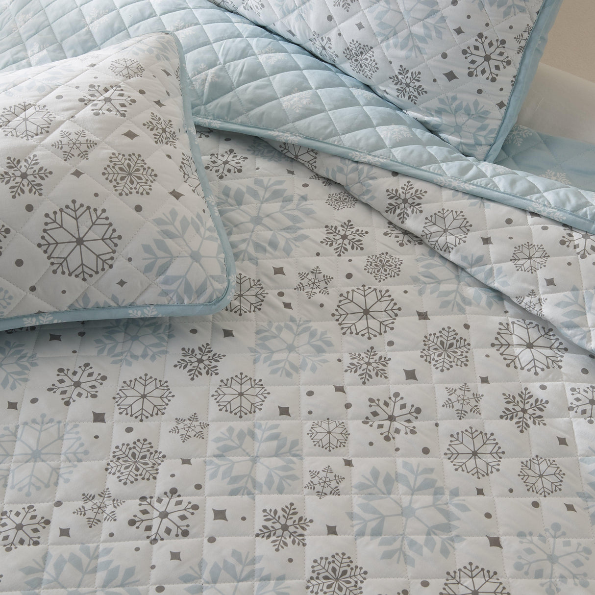 3 Piece Snowflake Quilt - Nova Collection