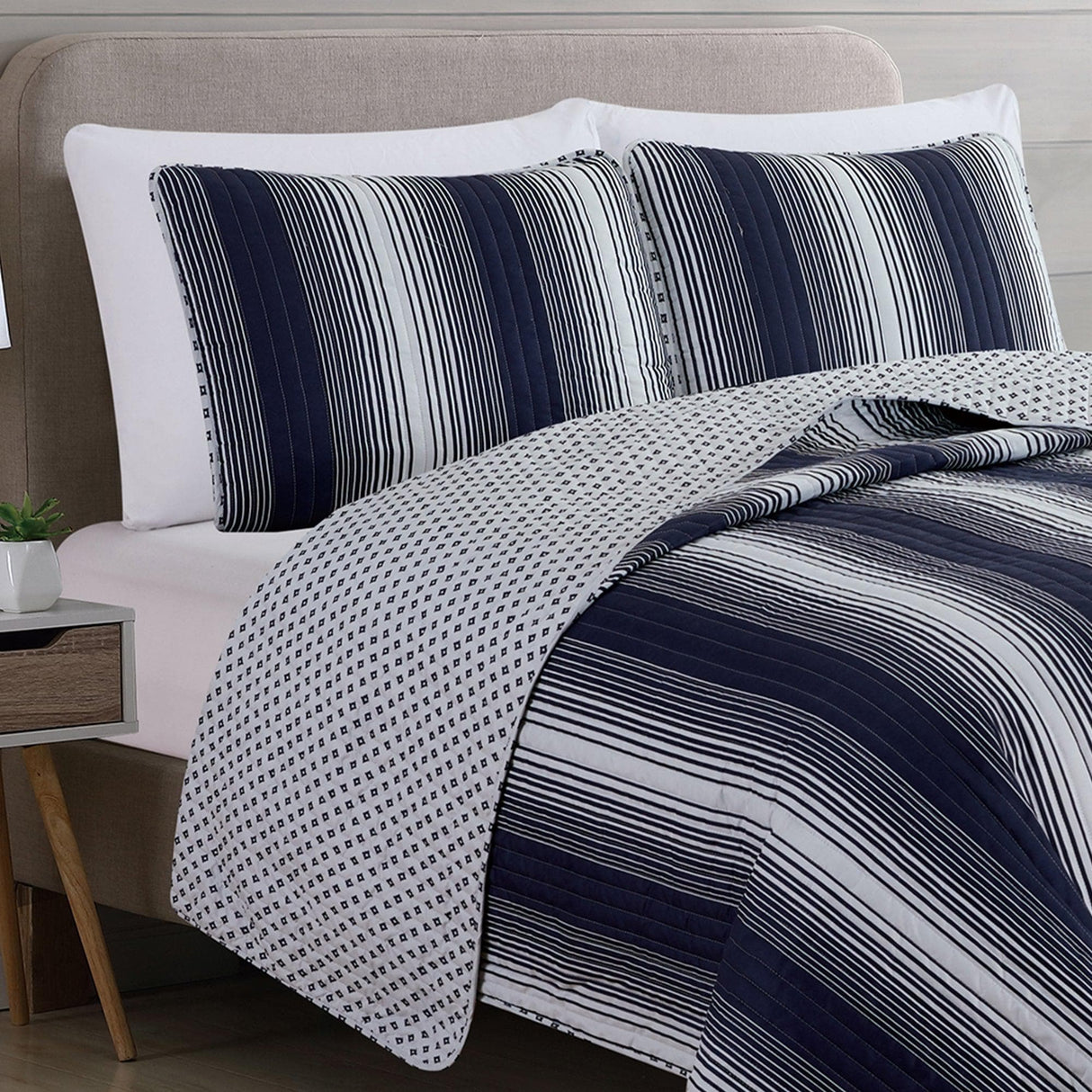 Everette Collection 3 Piece Ombre Striped Quilt Set