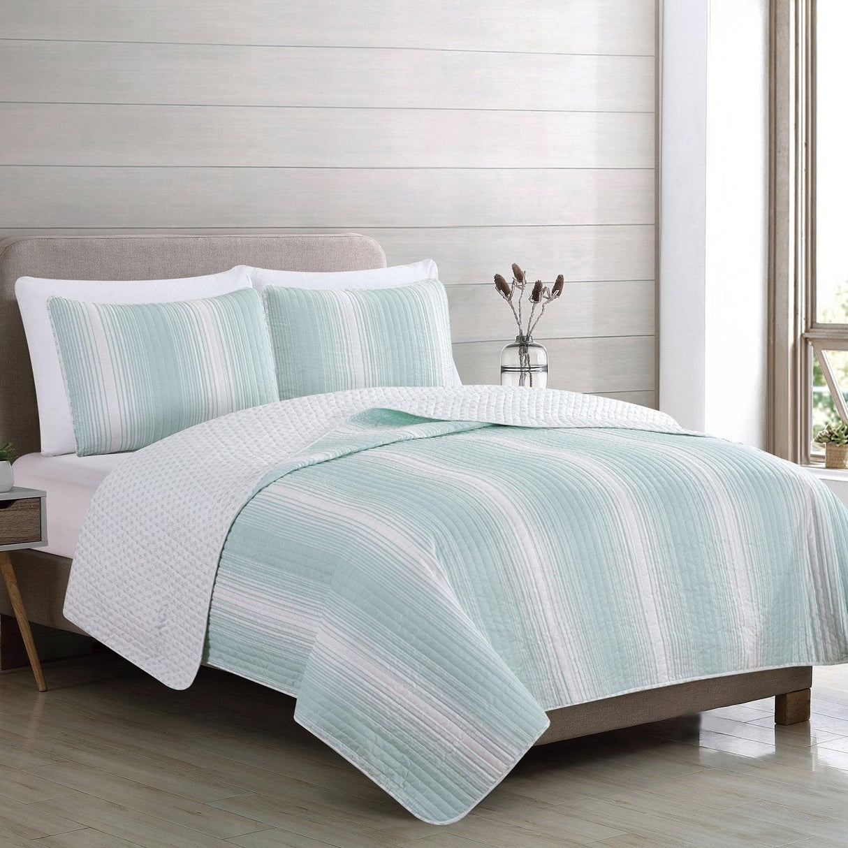 Everette Collection 3 Piece Ombre Striped Quilt Set