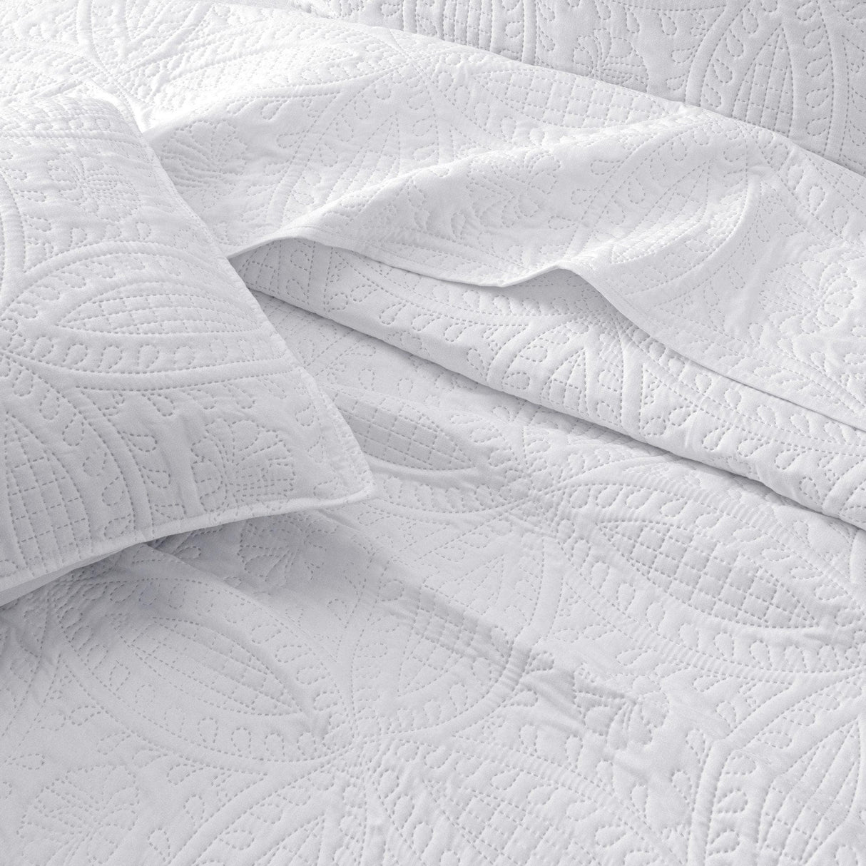 3-Piece Oversized Medallion Quilt Set - Clara Collection