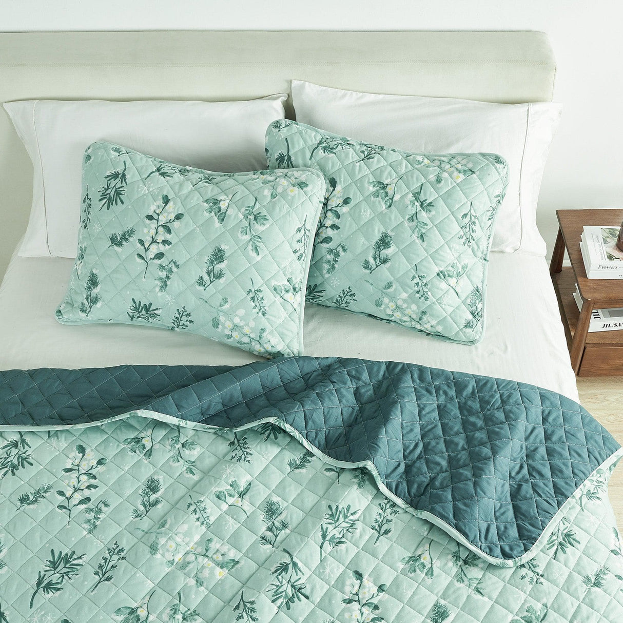 Snowy Botanical Quilt Set - Mariela Collection