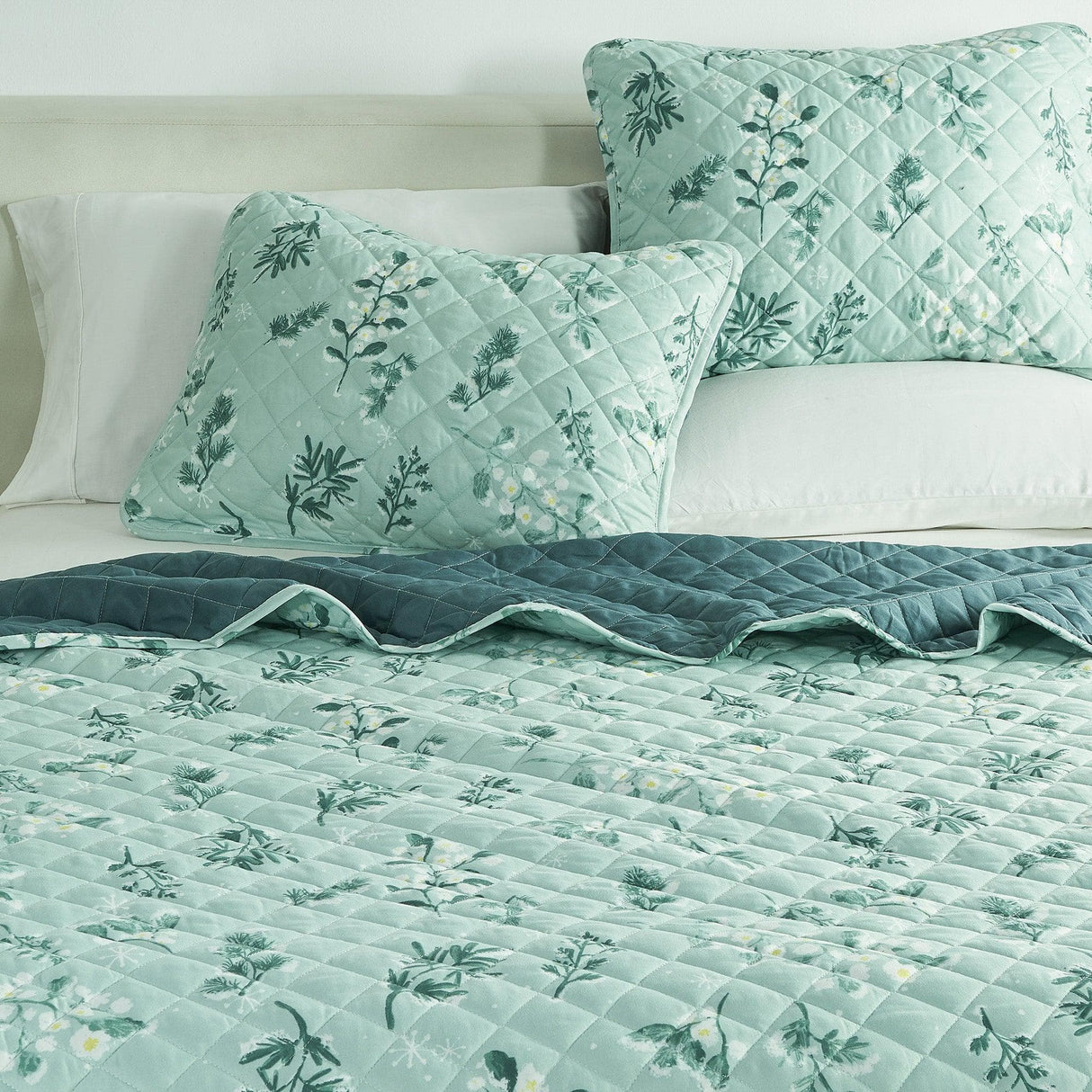 Snowy Botanical Quilt Set - Mariela Collection