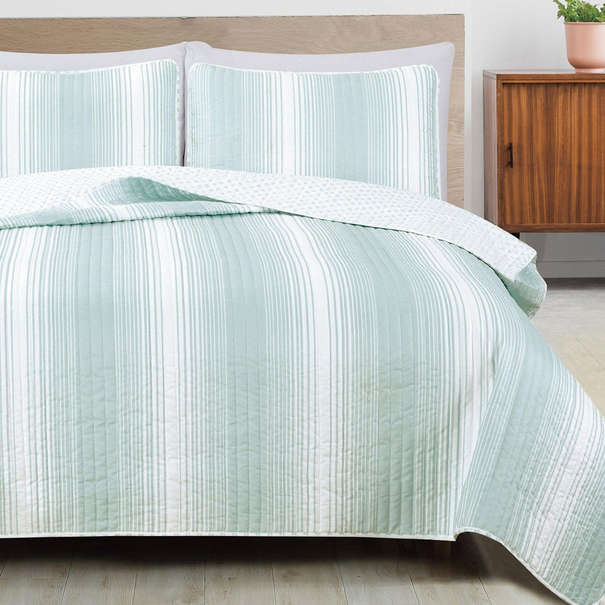 Everette Collection 3 Piece Ombre Striped Quilt Set