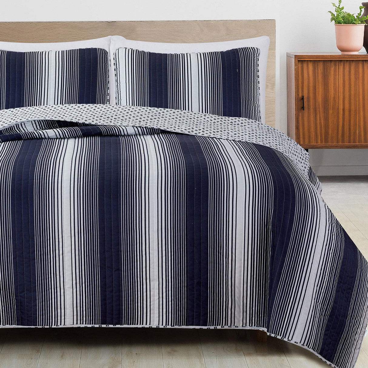 Everette Collection 3 Piece Ombre Striped Quilt Set