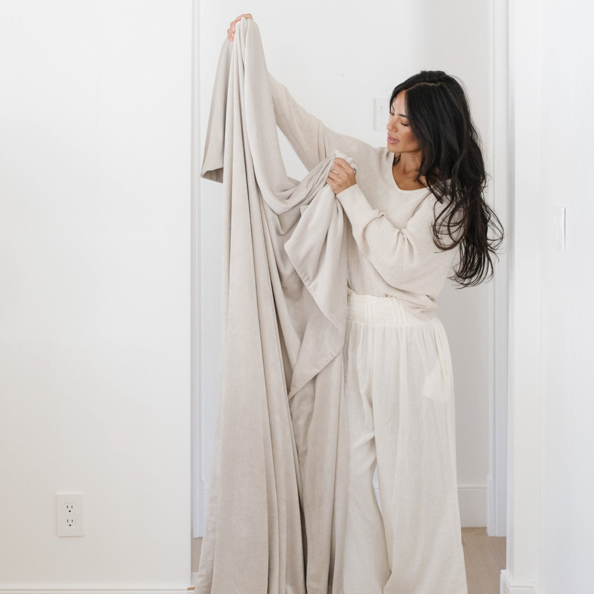 Saranoni MINKY STRETCH XL THROW BLANKETS in Buttermilk