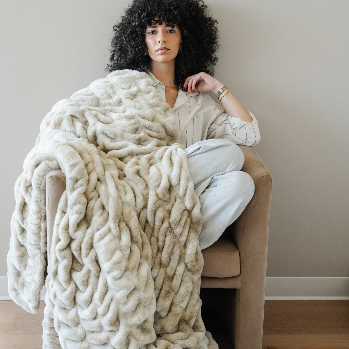 Saranoni DOUBLE RUCHED FAUX FUR THROW BLANKETS - view 14