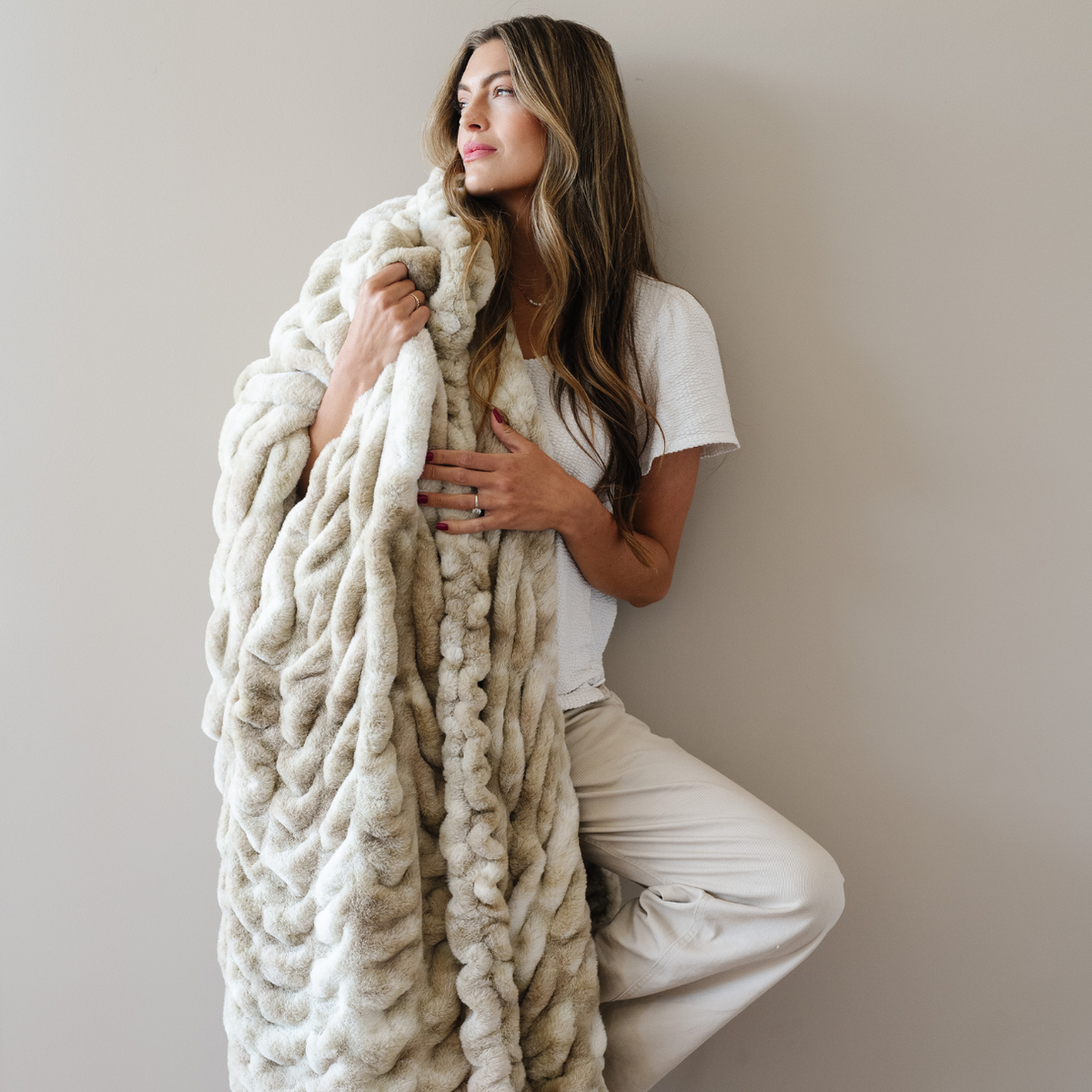 Saranoni DOUBLE RUCHED FAUX FUR THROW BLANKETS - view 15