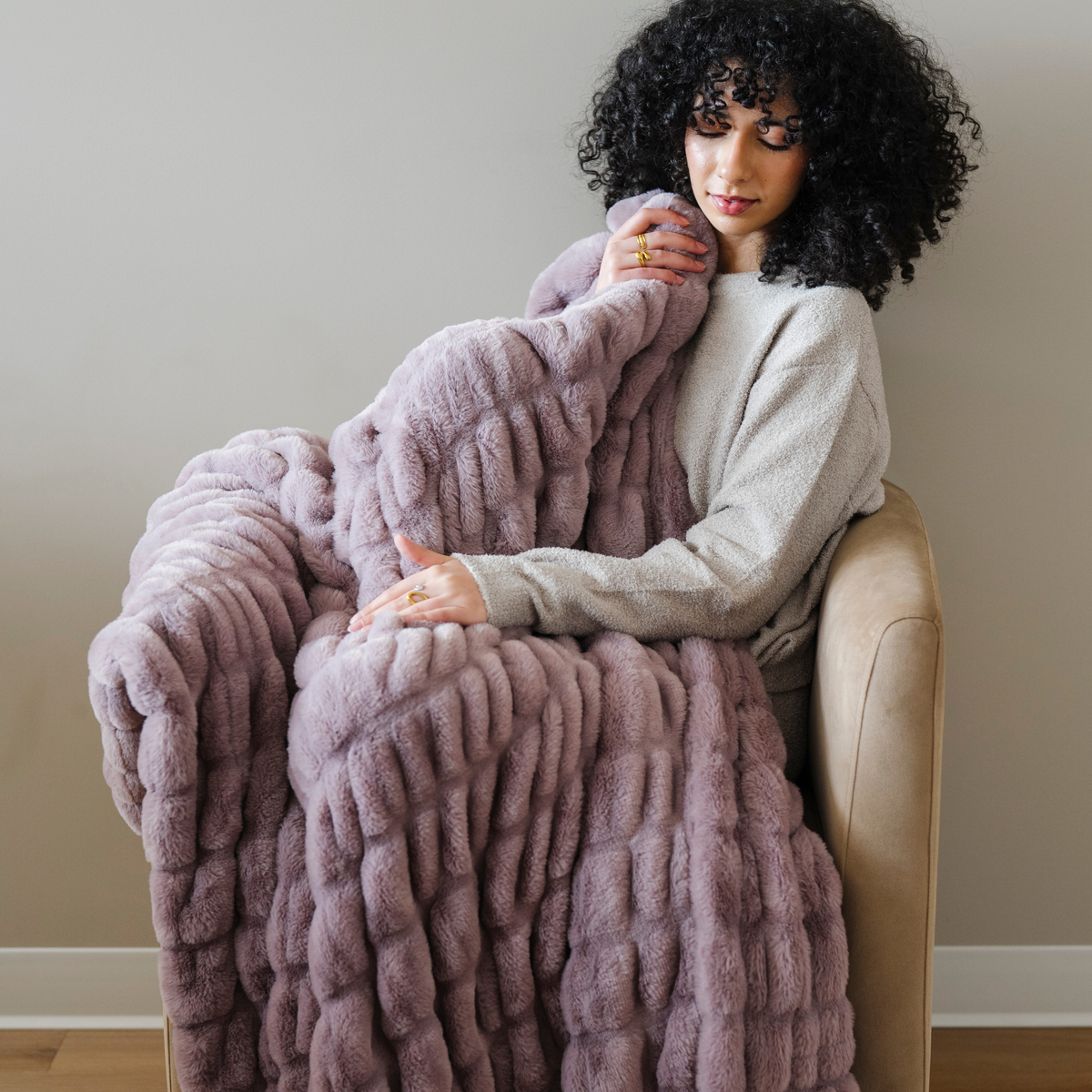 Saranoni DOUBLE RUCHED FAUX FUR THROW BLANKETS - view 31