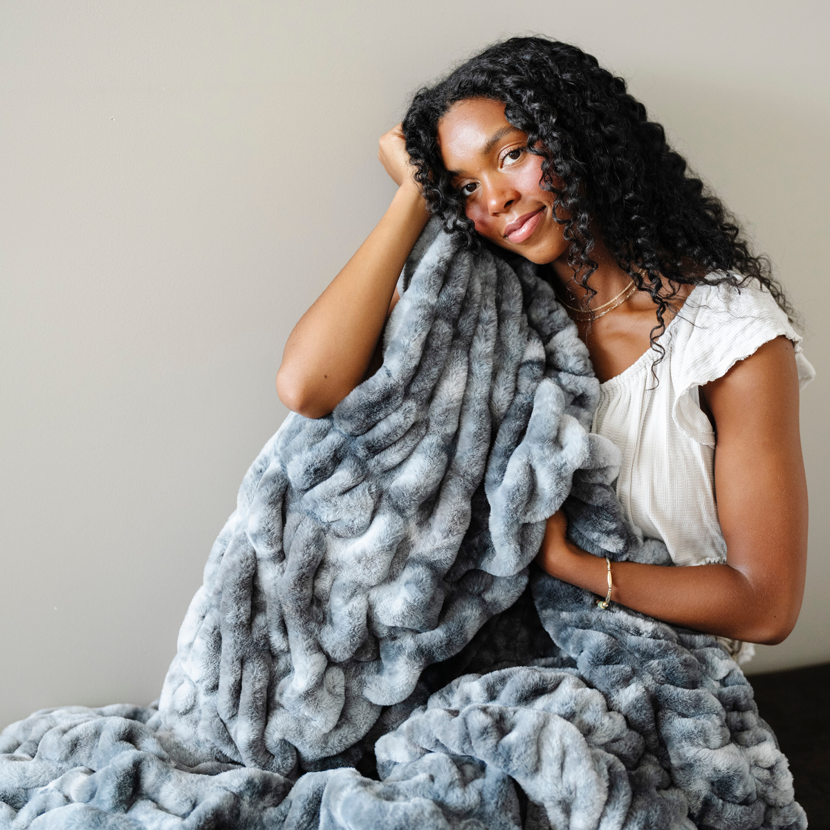 Saranoni DOUBLE RUCHED FAUX FUR THROW BLANKETS - view 35