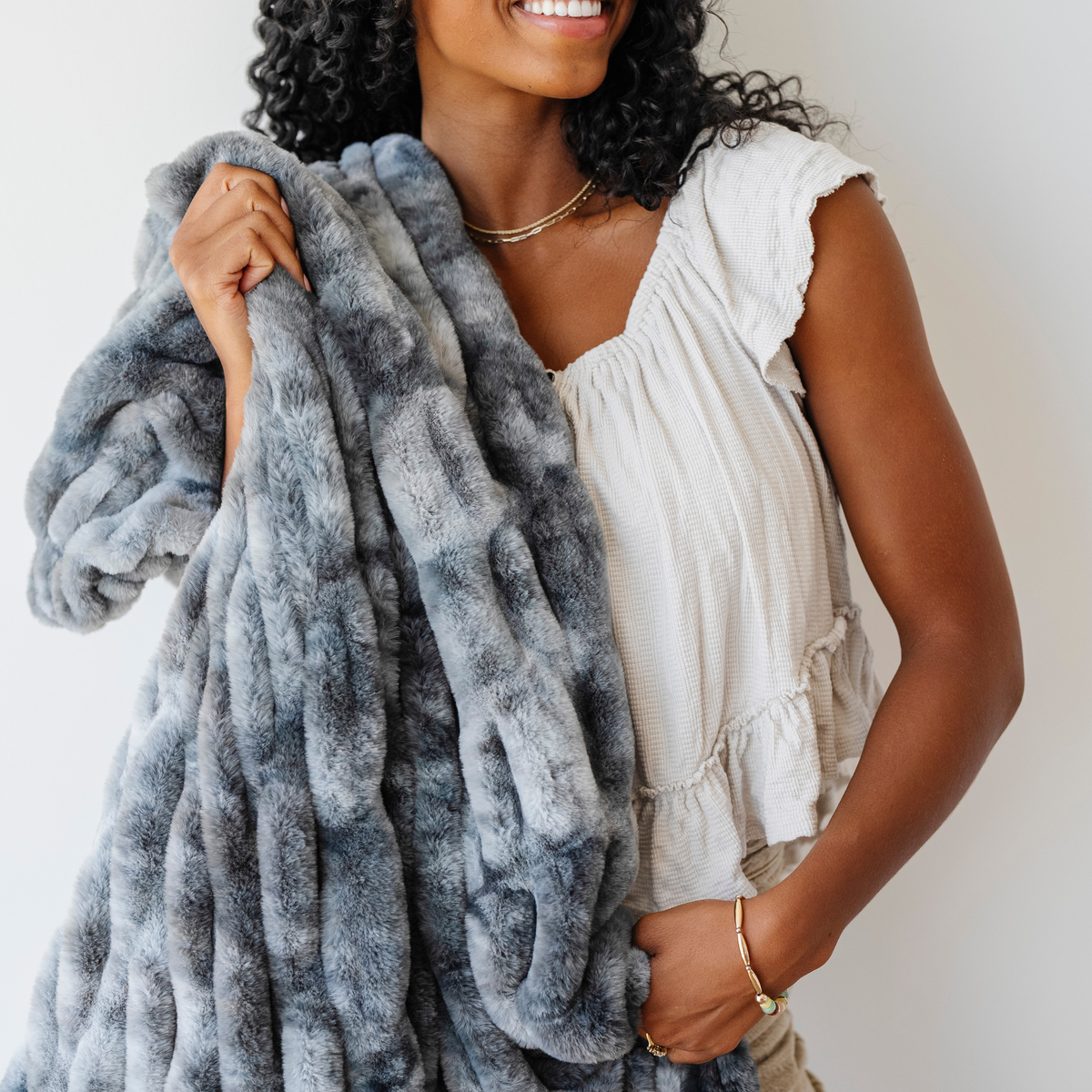 Saranoni DOUBLE RUCHED FAUX FUR THROW BLANKETS - view 37