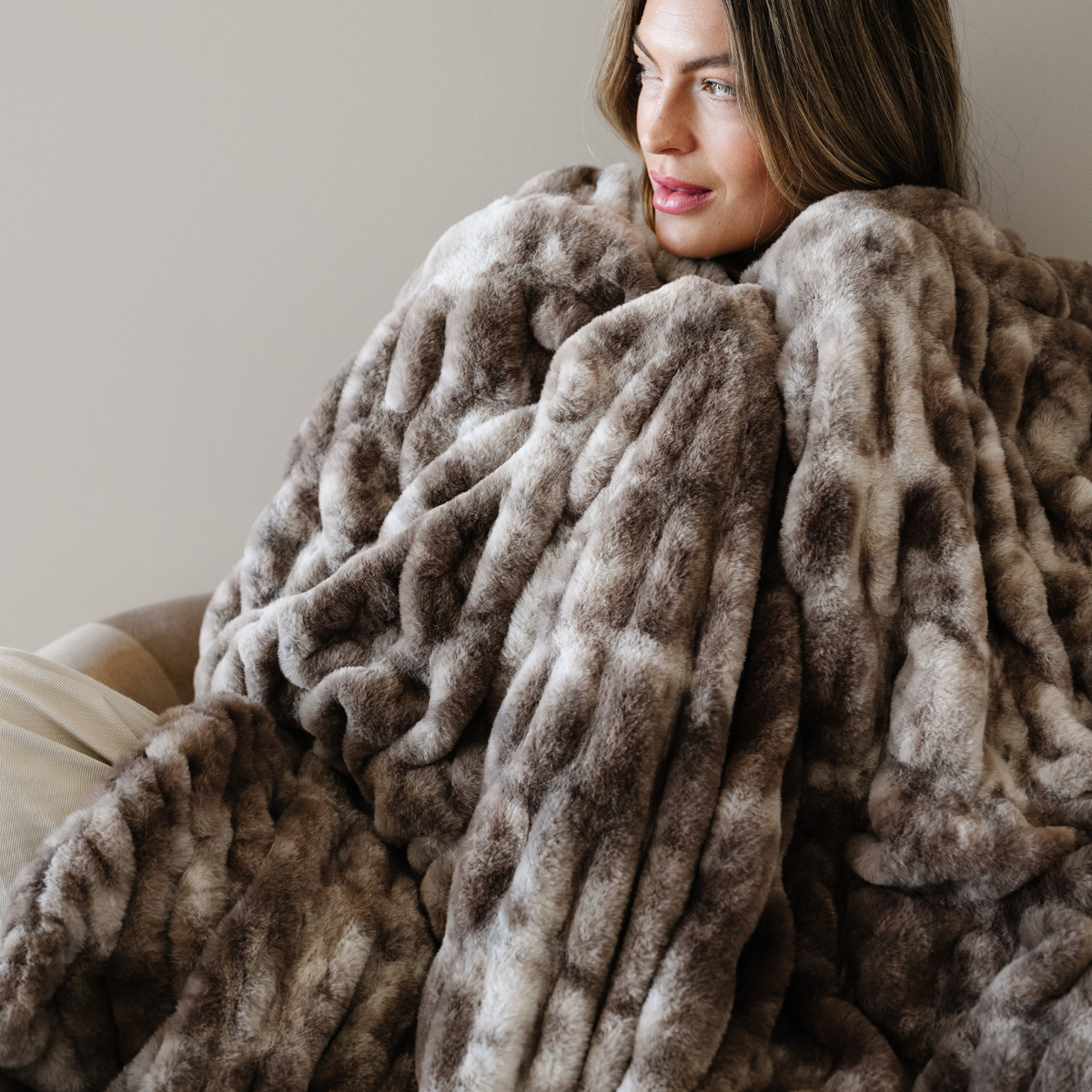 Saranoni DOUBLE RUCHED FAUX FUR THROW BLANKETS in Chocolate Blend