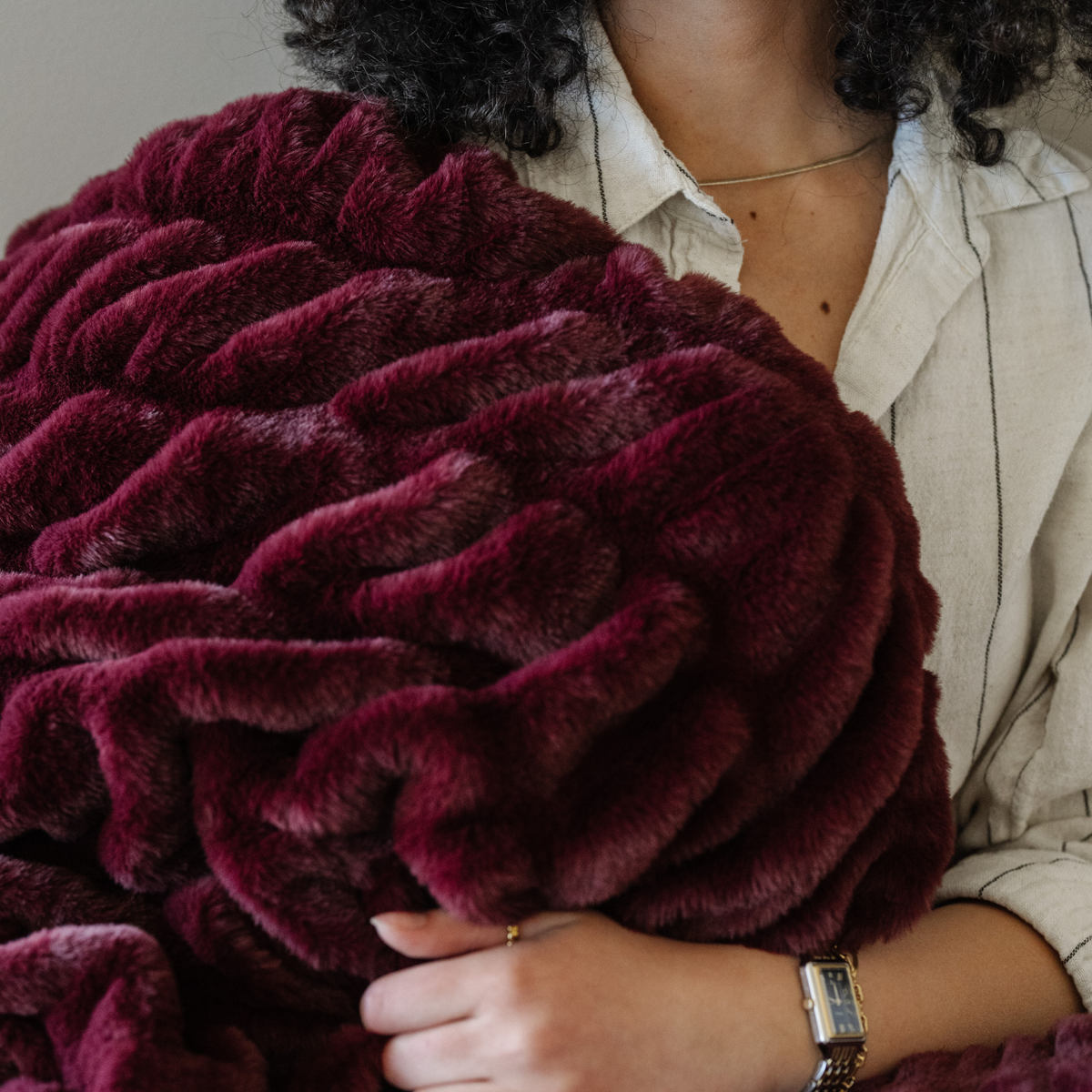 Saranoni DOUBLE RUCHED FAUX FUR THROW BLANKETS in Royale