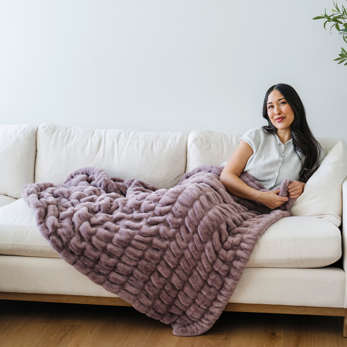 Saranoni DOUBLE RUCHED FAUX FUR THROW BLANKETS in Woodrose