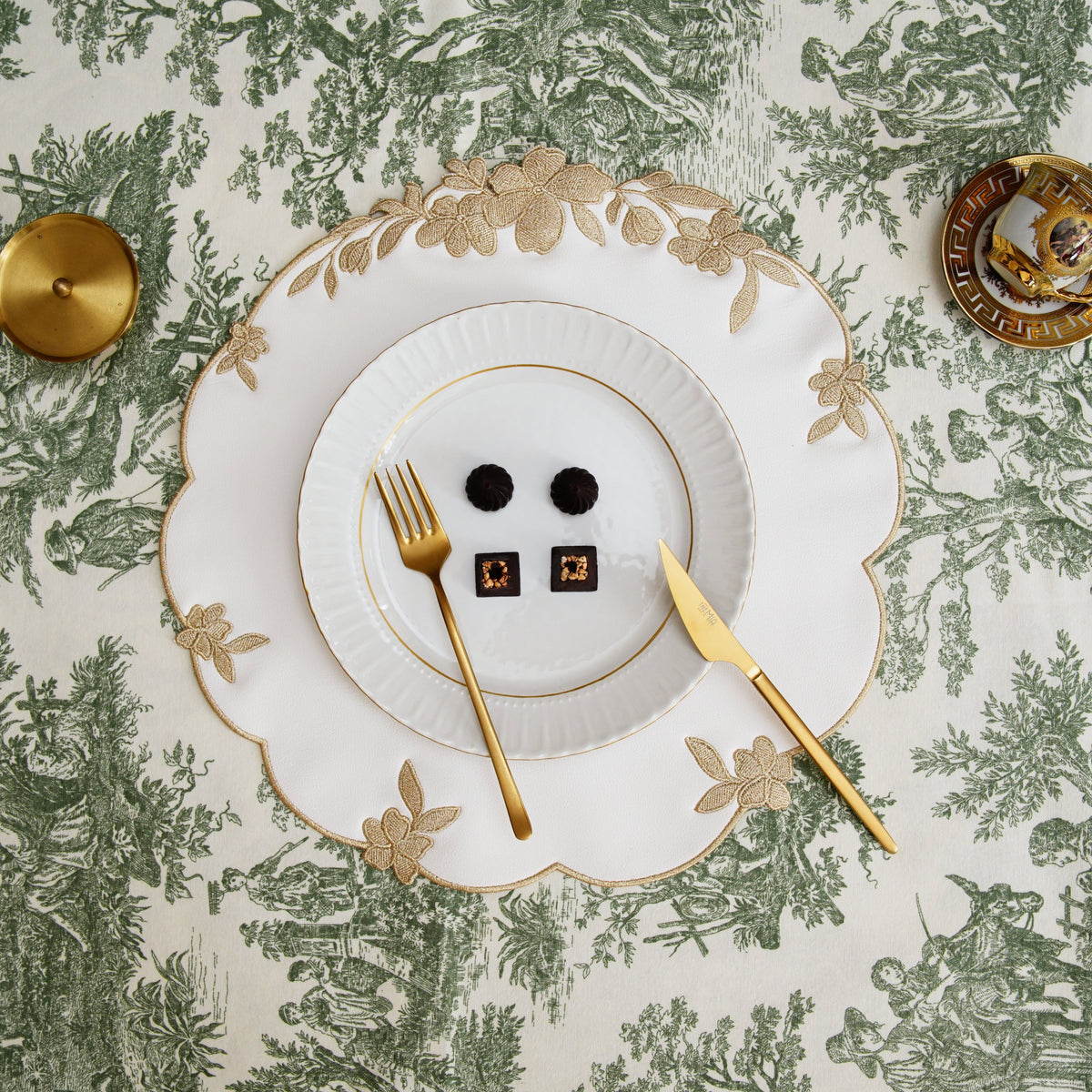 pnrdecor LOTUS WHITE GOLD ROUND FAUX LEATHER PLACEMAT (Set Of 4) - view 6