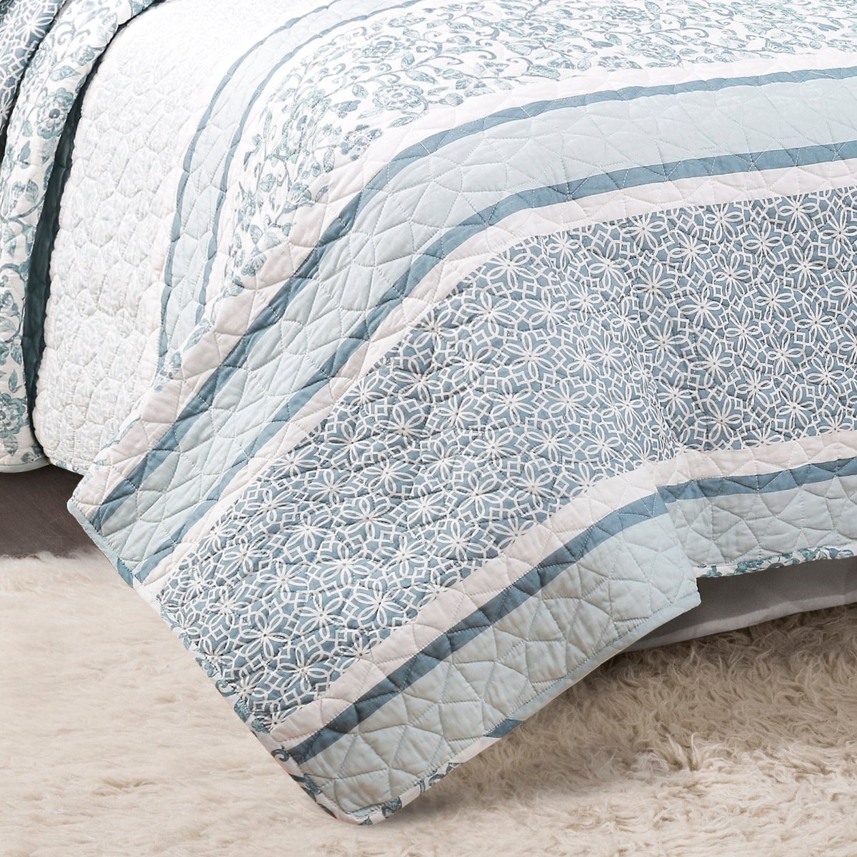 Nisha 3 Piece Quilt Set in Blue