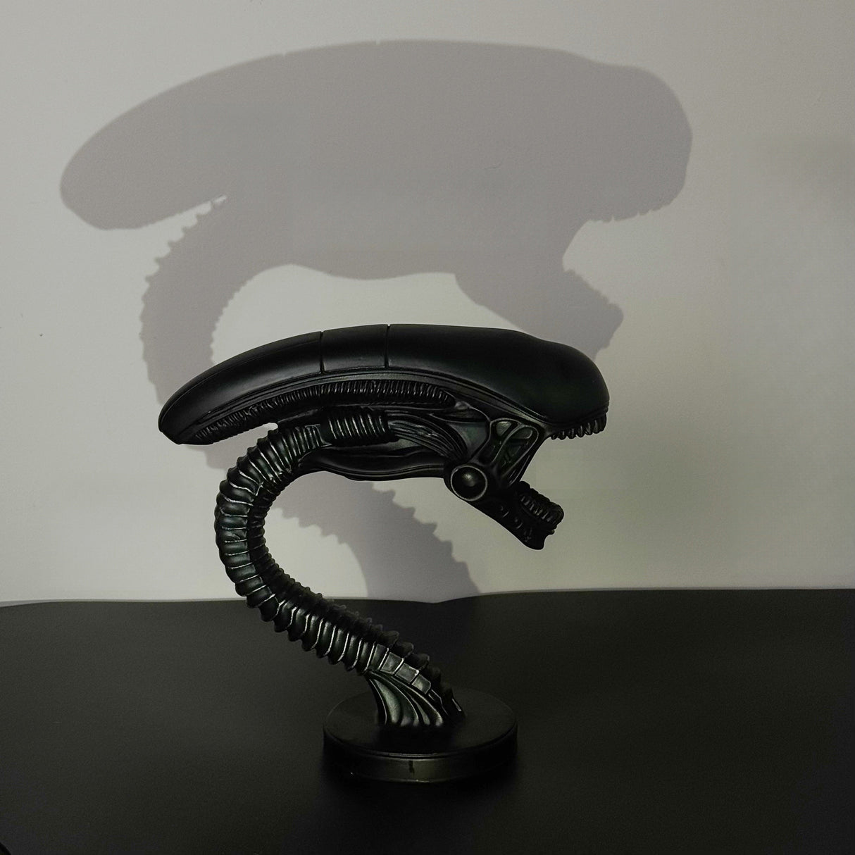 USB Alien Head Lamp – Sci-Fi Resin Desk Light for Bedroom, Office & Halloween Decor