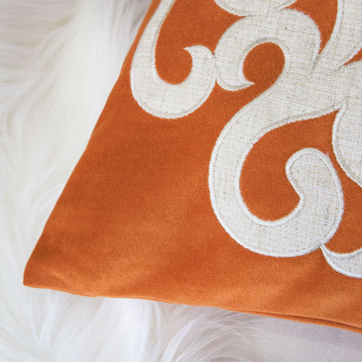 Dora Vintage Vine Set of 2 Decorative Pillows
