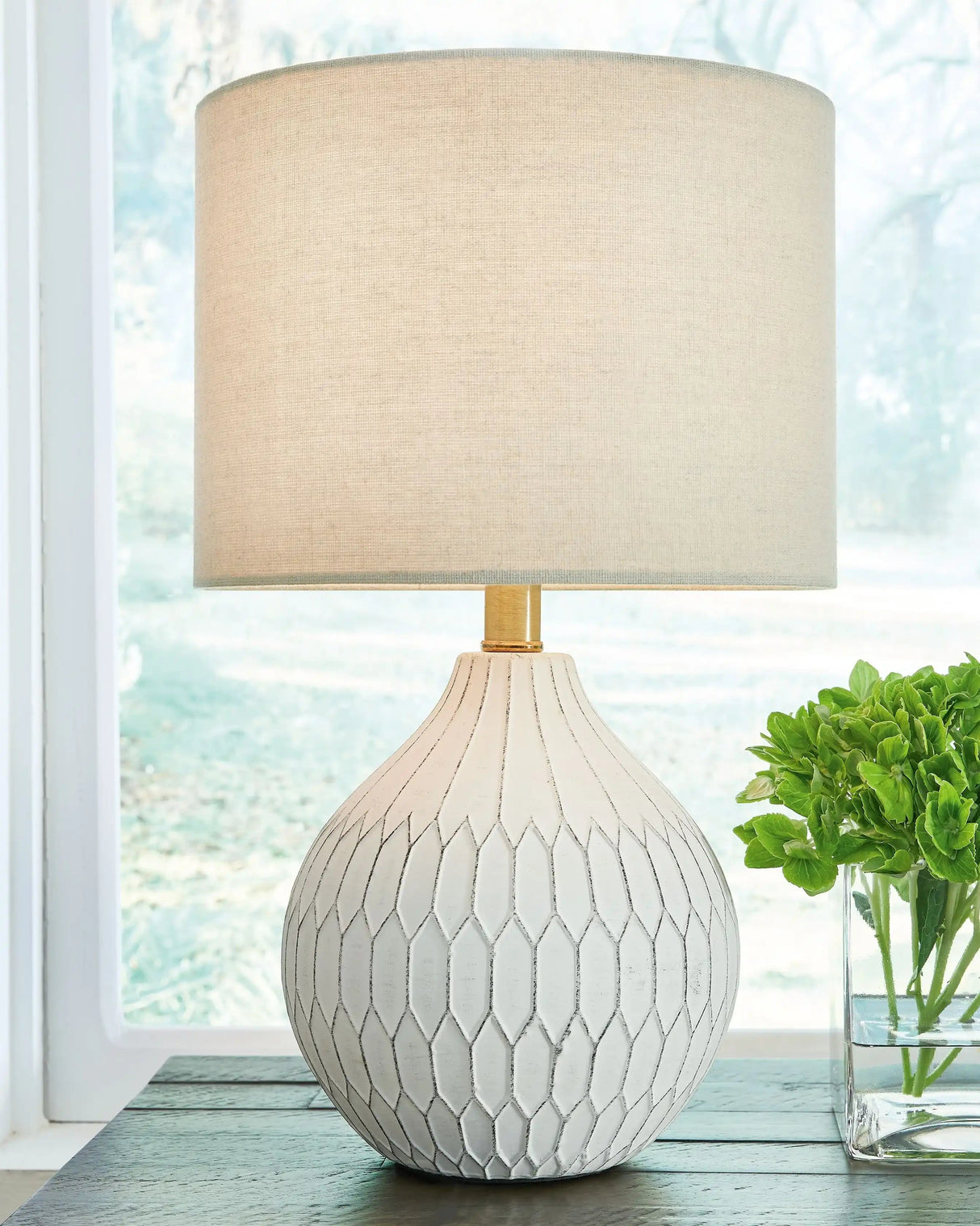 Wardmont - Ceramic Table Lamp - White - Best Buy Furniture