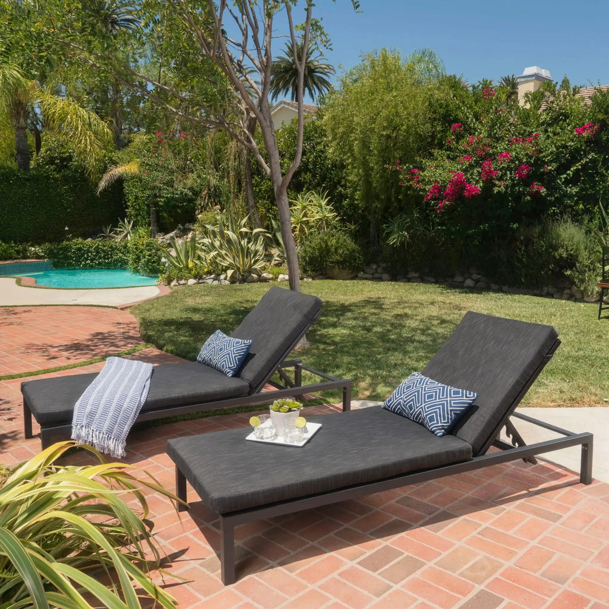 Modern Chaise Lounge With Wate Resistant Fabric Cushions - Best Buy Furniture