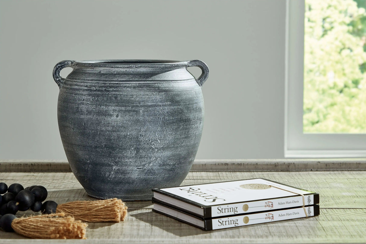 Meadie - 9" Vase - Best Buy Furniture