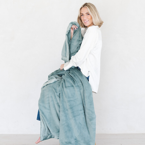Lush XL Throw Blankets by Saranoni