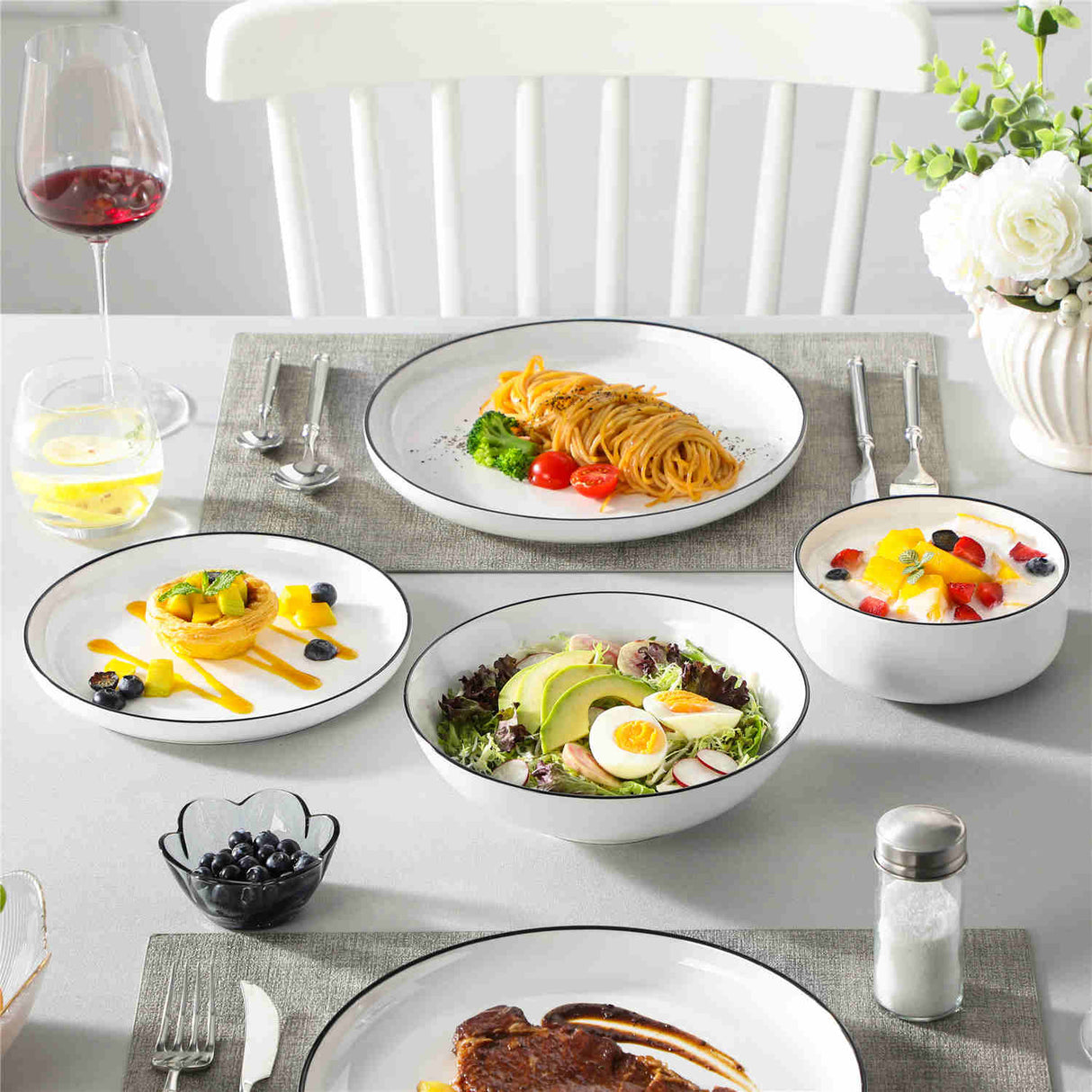 Luna 24 Piece Dinnerware Set