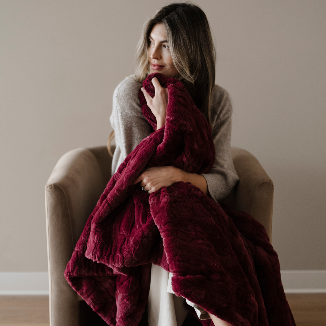 Saranoni PATTERNED FAUX FUR XL THROW BLANKETS in Pomegranate