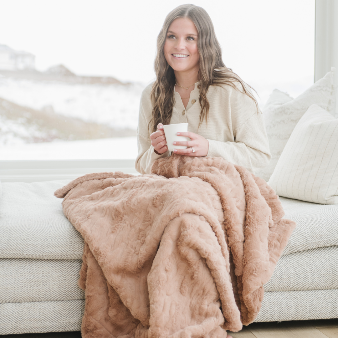 Saranoni PATTERNED FAUX FUR XL THROW BLANKETS in Rouge