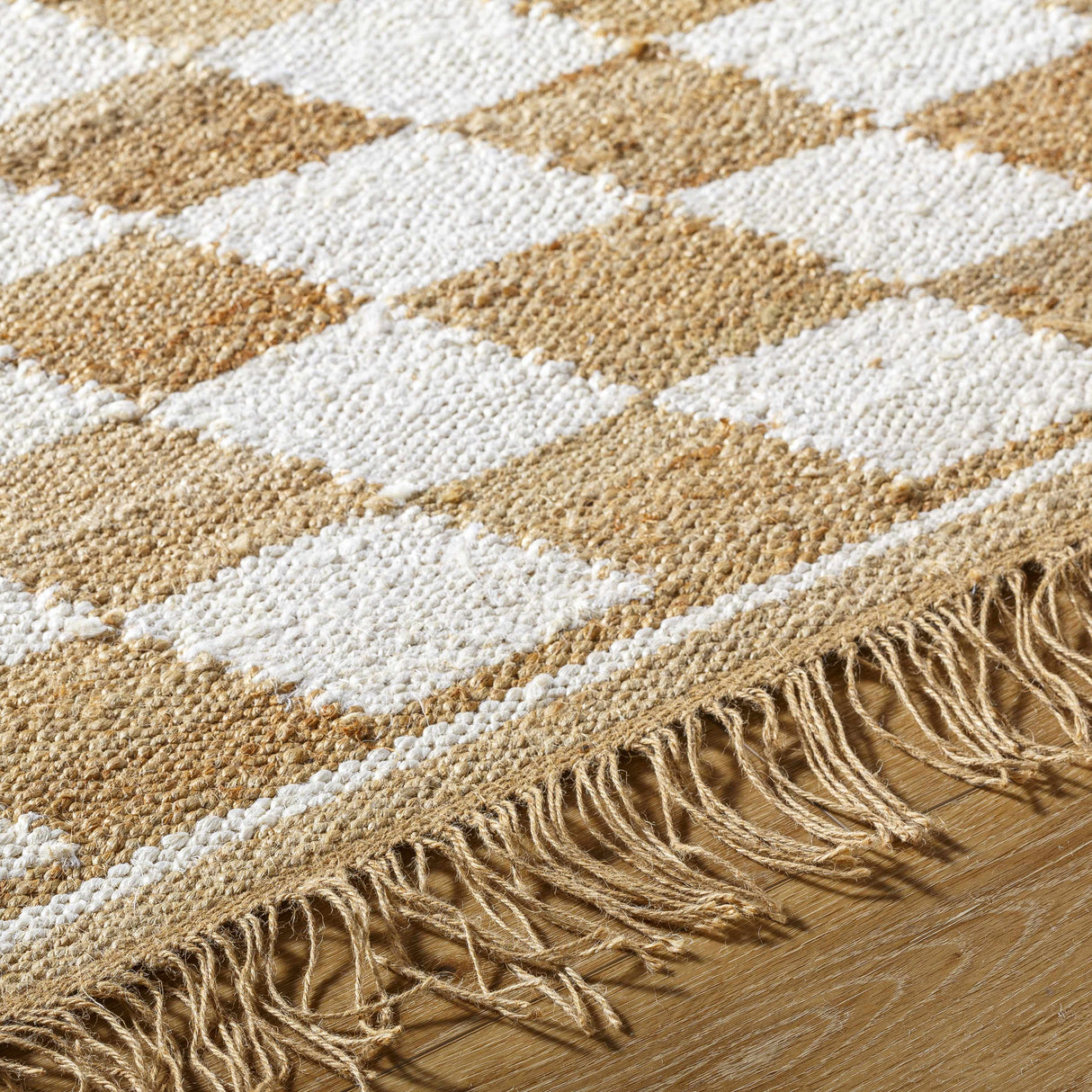 Tiria Diamond Checkered Jute Tasseled Rug