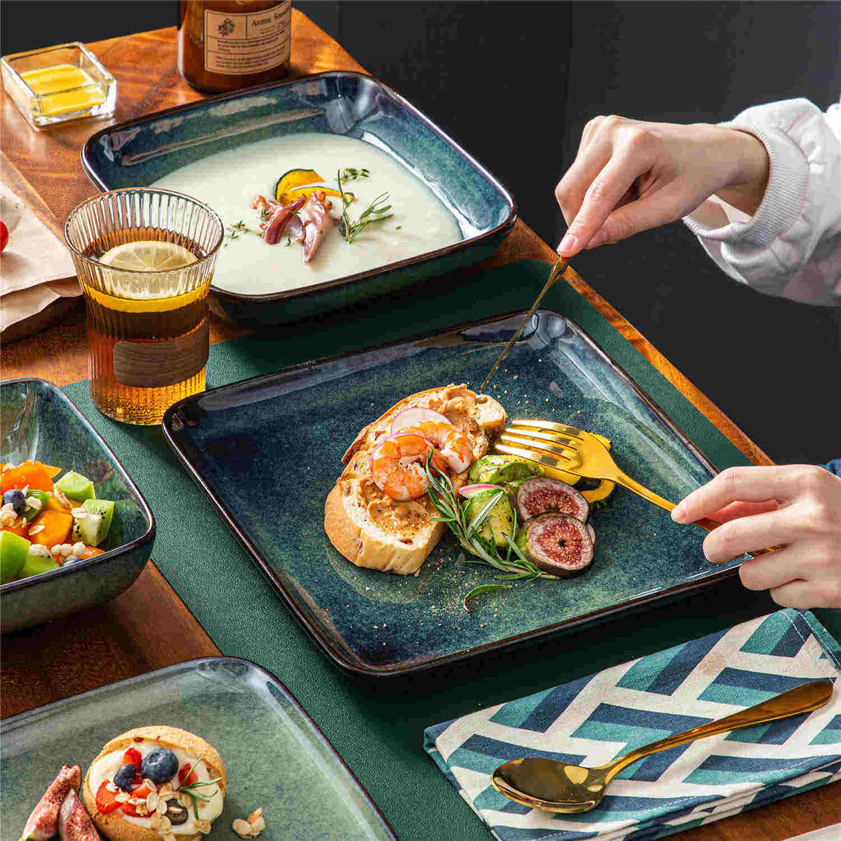 Stern 16 Piece Dinnerware Set